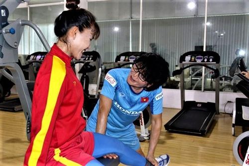 Chương Thị Kiều được bác sĩ Choi chữa trị