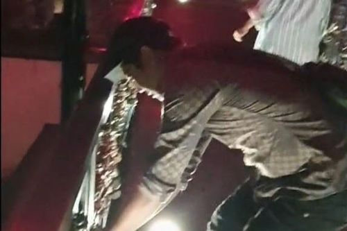 Thanh niên bị ném đá vì mở ổ khóa trên cầu tình yêu, ném xuống sông
