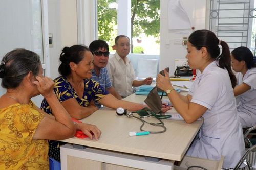 Chăm sóc sức khỏe người cao tuổi: Bộn bề khó khăn