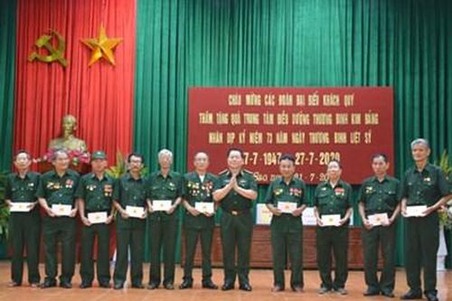 Lãnh đạo Tổng cục Chính trị thăm, tặng quà Trung tâm Điều dưỡng thương binh Kim Bảng