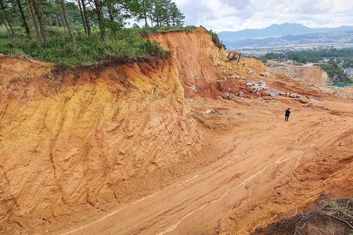 Đà Lạt: Buộc khôi phục khu vực núi bị xẻ đôi làm đường khai thác khoáng sản