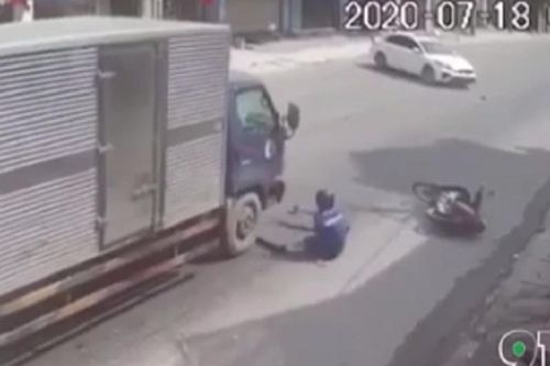 Tài xế phanh cháy lốp, cứu sống người đàn ông ngã