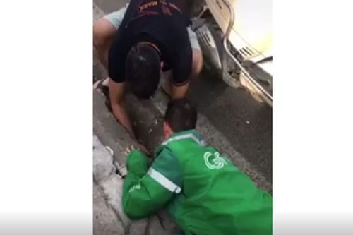 Bé gái rơi xuống cống được người dân giải cứu kịp thời