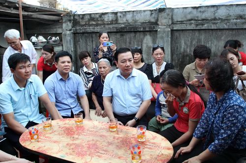 Hà Nội: Tặng quà giáo viên chính sách có hoàn cảnh khó khăn dịp 27/7