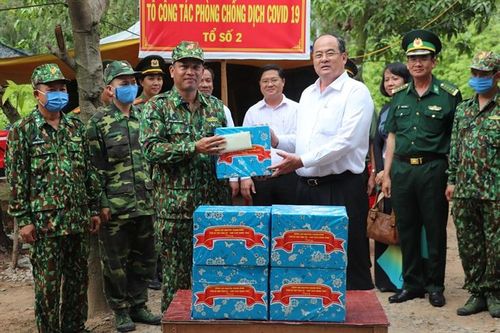 Lãnh đạo Tỉnh ủy, UBND tỉnh An Giang động viên các chốt phòng, chống Covid-19