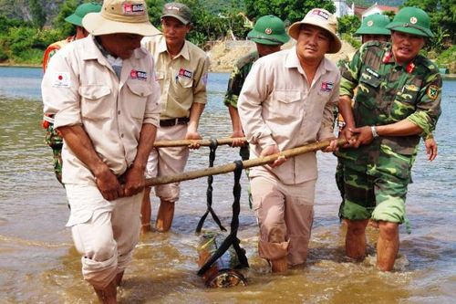'Tá hỏa' phát hiện quả bom nặng 227 kg còn nguyên kíp nổ trên sông Gianh