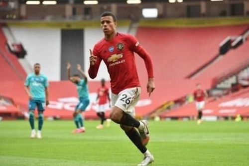 Dwight Yorke - cựu cầu thủ bóng đá người Trinidad và Tobago chỉ ra chân sút tốt nhất của MU hiện tại