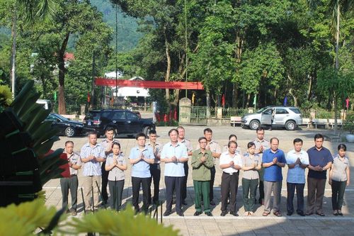 Hội Cựu chiến binh Cơ quan Bộ Tư pháp dâng hương ở Nghĩa trang liệt sỹ Vị Xuyên