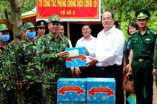 Lãnh đạo An Giang thăm, tặng quà các tổ công tác phòng, chống dịch bệnh Covid-19