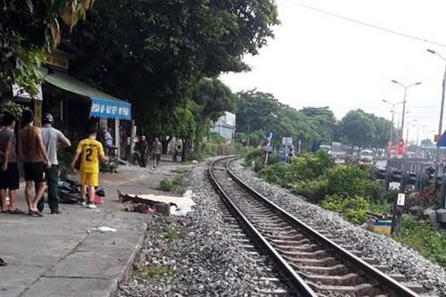 Người đàn ông đi xe máy bị tàu đâm tử vong