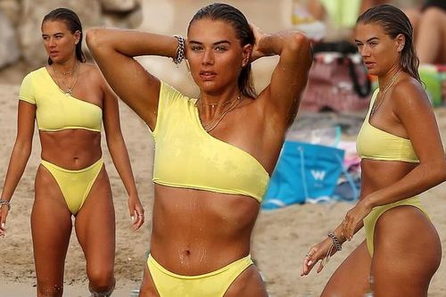 Arabella Chi mặc bikini lệch vai, khoe hình thể rám nắng 'bỏng rẫy'