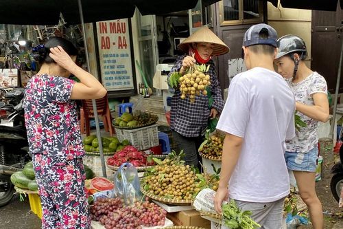 Ngày mùng 1 hoa tăng giá, quả giá rẻ giật mình