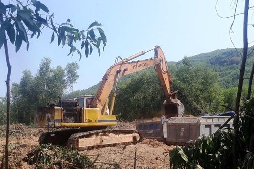 Kỷ luật chủ tịch xã vì cho doanh nghiệp khai thác đất trái phép
