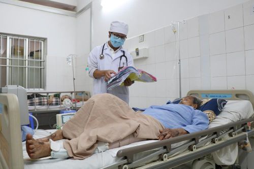 Phẫu thuật cho cụ bà U100 mắc 'bá bệnh' còn gãy biến dạng xương đùi