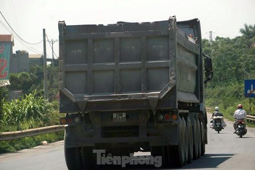 Cận cảnh xe quá khổ 'đại náo' vùng ven Hà Nội