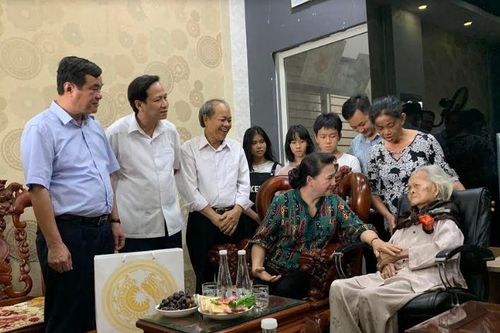 Chủ tịch Quốc hội dâng hương tại Nghĩa trang Liệt sĩ tỉnh Quảng Nam