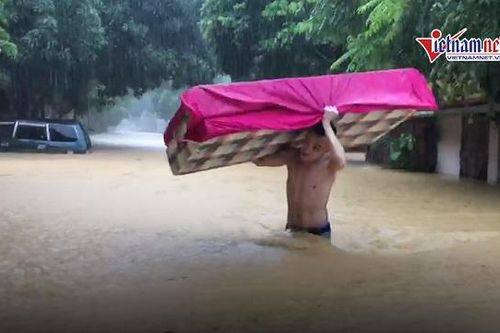 Cảnh ôtô, nhà cửa ở Hà Giang chìm trong biển nước sau trận mưa lớn