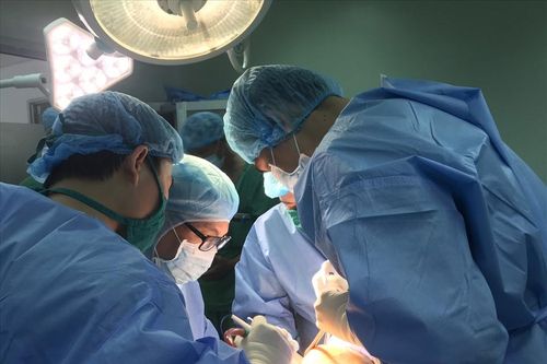 Cụ bà 94 tuổi gãy xương đùi được phẫu thuật thành công