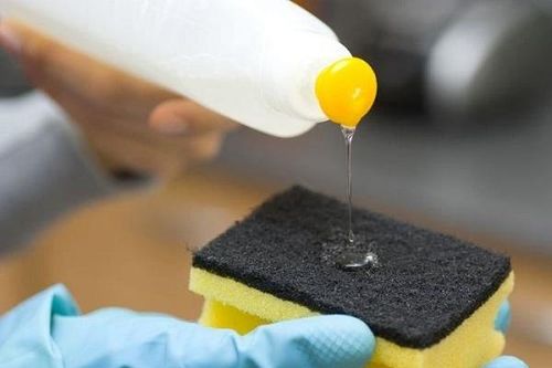 Cách tẩy vết dầu nhớt trên quần áo hiệu quả trong chớp mắt