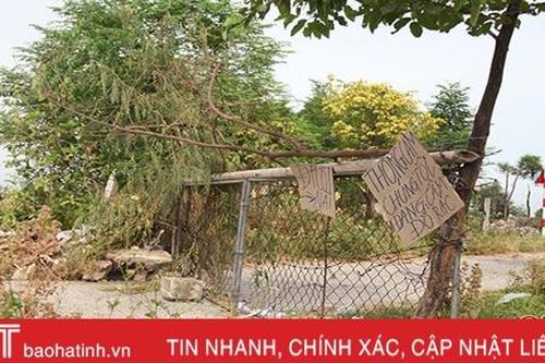 Hợp tác xã đốt rác ngay tại bãi tập kết, người dân chặn đường ngăn xe chở rác