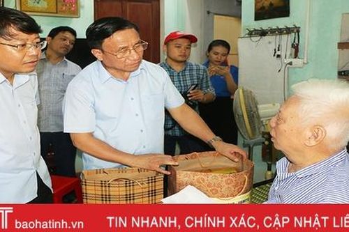 Bí thư Tỉnh ủy thăm hỏi, tặng quà gia đình thương binh, liệt sĩ ở TP Hà Tĩnh