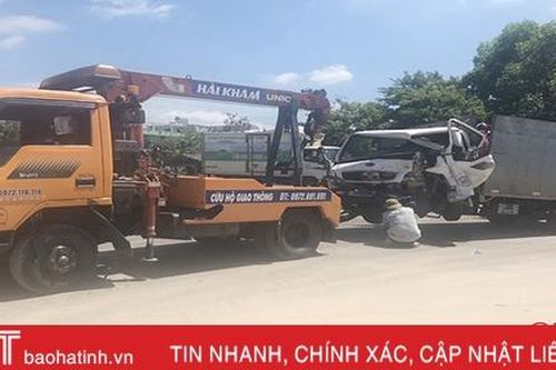 Đâm trực diện, Toyota Vios và xe tải chở bình gas nát phần đầu