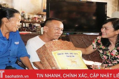 Thăm hỏi, tặng quà gia đình thương binh, liệt sỹ nhân ngày 27/7