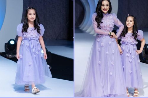 Ái nữ nhà BTV Hoài Anh diện đồ ton-sur-ton với mẹ, ra dáng người mẫu chuyên nghiệp trên sàn catwalk