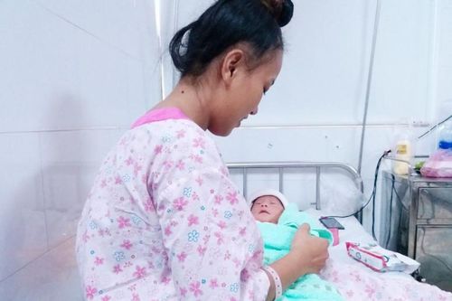 Sản phụ đẻ rơi con tại phòng trọ, bác sĩ 'phóng' xe máy tới cấp cứu kịp thời