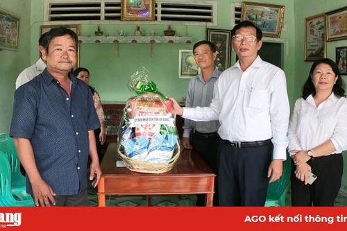 Phó Chủ tịch UBND tỉnh An Giang Lê Văn Phước thăm gia đình chính sách huyện Tri Tôn
