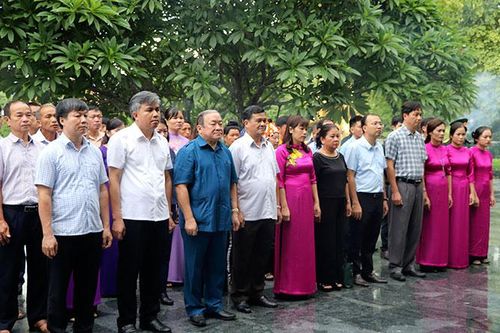 Chủ tịch Trung ương Hội Nông dân Việt Nam viếng Nghĩa trang liệt sĩ A1