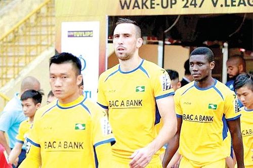 Muốn cũng không thay được ngoại binh giữa mùa