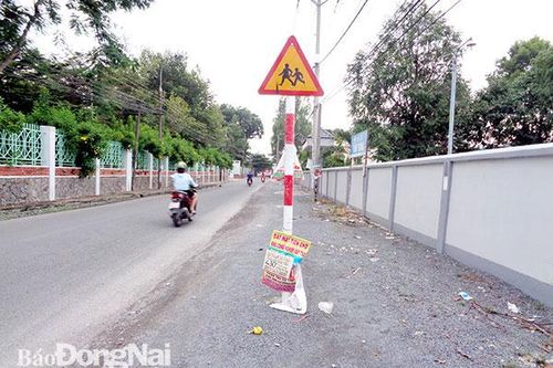 Biển báo án ngữ giữa đường