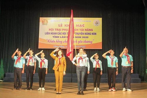 Khai mạc Hội trại 'Khăn hồng chắp cánh yêu thương'