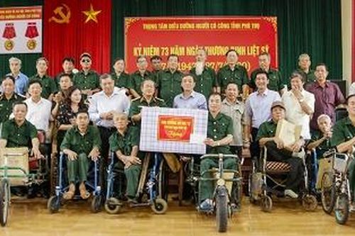 Phó Chủ tịch Quốc hội Đỗ Bá Tỵ thăm, tặng quà thương binh, gia đình chính sách tỉnh Phú Thọ