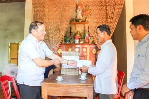 Bí thư Tỉnh ủy Nguyễn Văn Hùng thăm các đối tượng có công với cách mạng