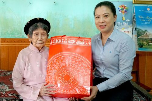 Đồng chí Bí thư Thành ủy Tuyên Quang thăm, tặng quà Mẹ Việt Nam Anh hùng
