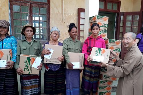 Bàn giao nhà tình thương, trao quà ở miền núi