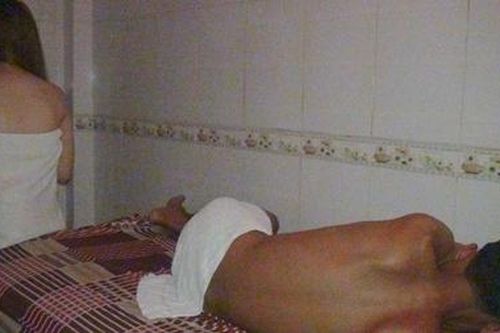 Hai nhân viên massage bán dâm cho khách tại phòng VIP