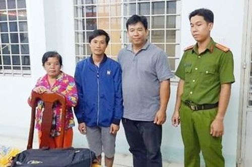 Trưởng Công an xã thuê xe đưa người đi lạc về tận nhà