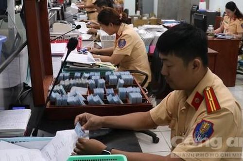 Từ ngày 1-8 người dân bắt đầu thực hiện các thủ tục đăng ký xe qua internet