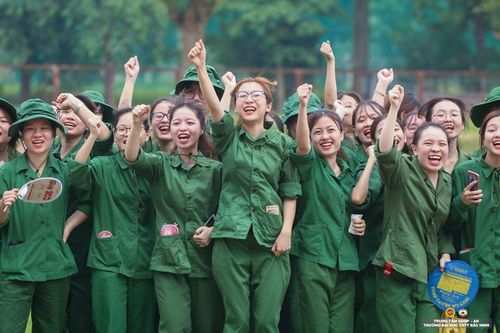 Ngẩn ngơ ngắm 'trai xinh gái đẹp' trường kinh tế trong màu áo quân sự