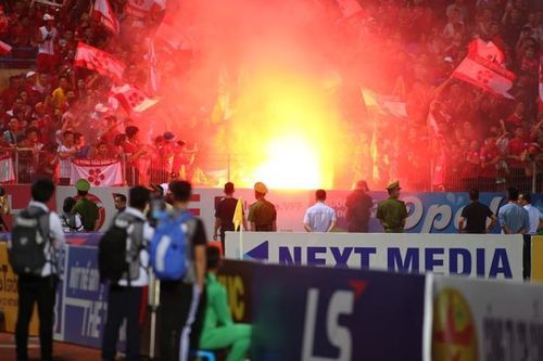 CĐV phá hoại đốt pháo sáng: Hà Nội FC, CLB Hải Phòng nhận phạt nặng