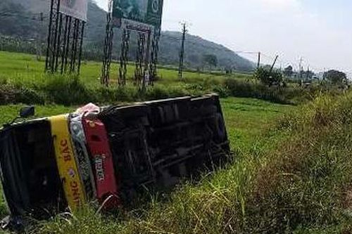 Xe buýt lật nghiêng dưới ruộng khi va chạm với xe ô tô 4 chỗ
