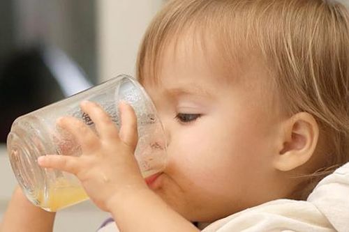 Sai lầm nguy hiểm khi cho trẻ uống nước ép hoa quả ngày hè nhiều người mắc