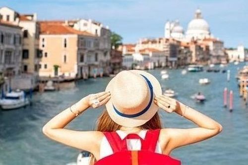 Du lịch mùa cao điểm, cần chuẩn bị gì trước 'biển người' ở sân bay và các điểm vui chơi?
