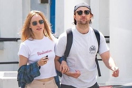 Robert Pattinson đính hôn cùng bạn gái người mẫu?