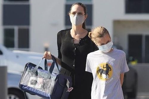 Angelina Jolie xuống phố cùng con gái 12 tuổi