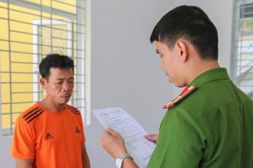 Khởi tố người đàn ông say rượu chém cảnh sát