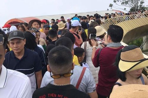 Du khách chen lấn trên cầu Vàng, xếp hàng lên cáp treo ở Đà Nẵng